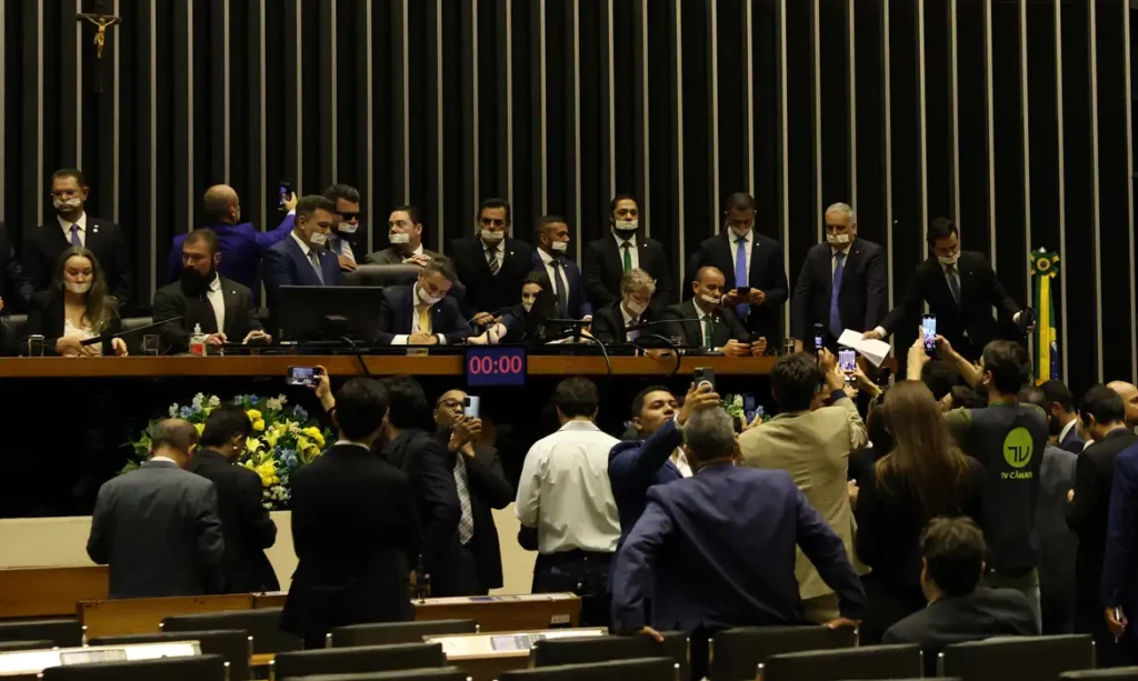 Alcolumbre e Motta pedem diálogo e respeito após ocupação de plenários