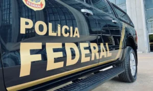 PF faz busca e apreensão de celulares na casa de Bolsonaro