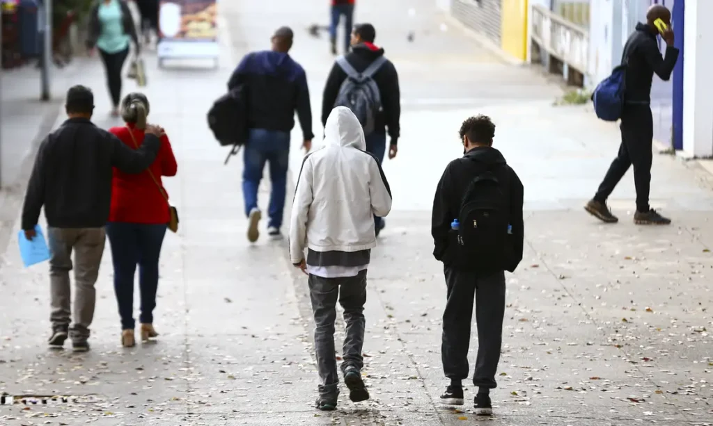 Sul e Sudeste começam semana com frio; alerta de seca no Centro-Oeste