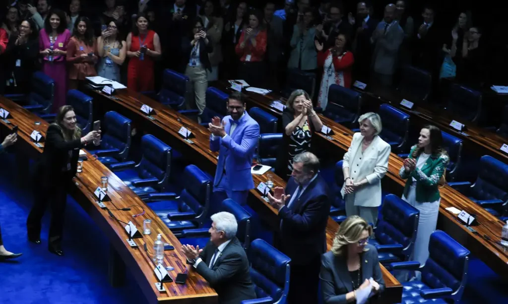 Senado aprova projeto contra adultização de crianças na internet