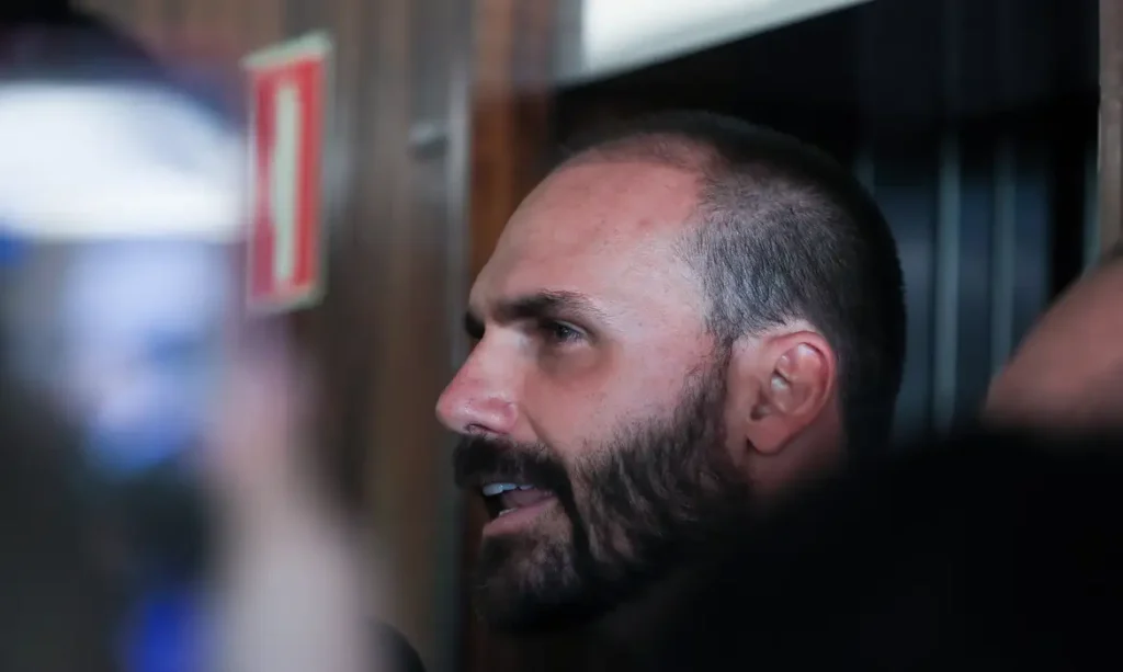 PF indicia Bolsonaro e Eduardo em inquérito sobre sanções dos EUA