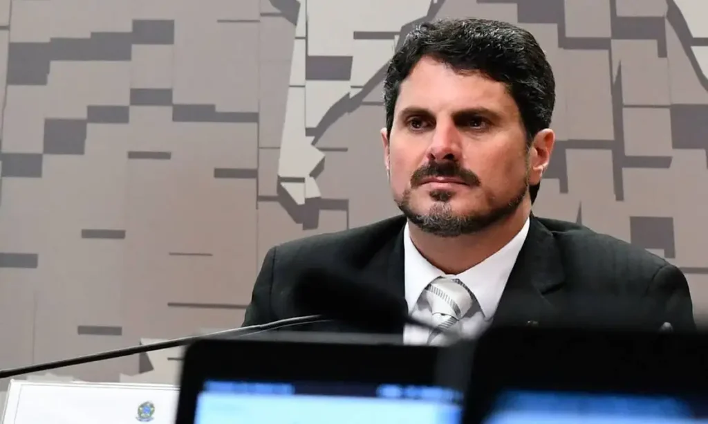 Senador Marcos do Val é levado para colocar tornozeleira eletrônica