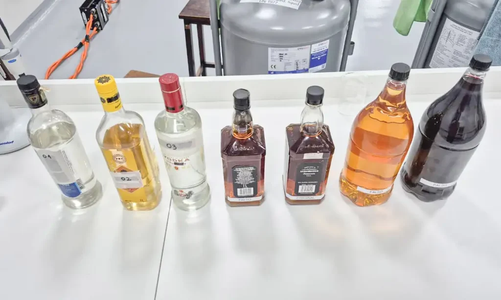Bar em São Vicente é fechado após morte de mulher que consumiu whisky