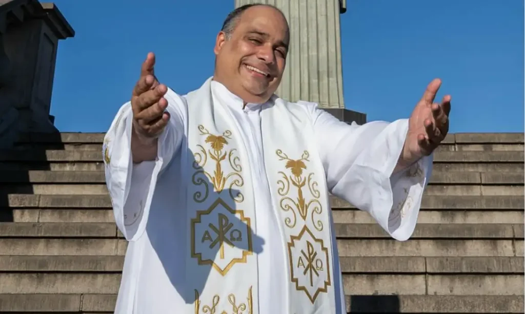 Padre Omar, reitor do Santuário Cristo Redentor, faz show na Lagoa