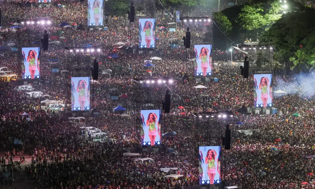 Mais de 2 milhões de pessoas assistem ao show de Shakira em Copacabana
