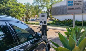 Governo mantém elevação de tarifas a carro elétrico e renova cota zero