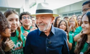 “Quem tinha que aumentar a taxa seríamos nós”, diz Lula sobre EUA