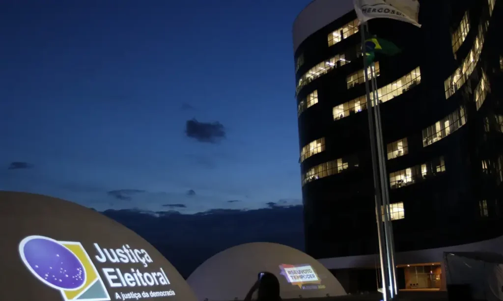 TSE adia decisão sobre suspensão de pesquisa de voto para presidente