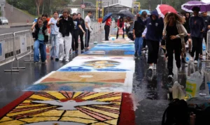 Fiéis enfrentam chuva para fazer tapetes de Corpus Christi no Rio