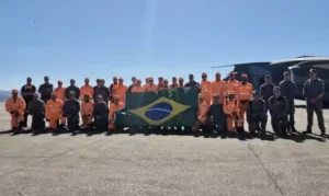 Quarto voo brasileiro para Venezuela decola com bombeiros e donativos