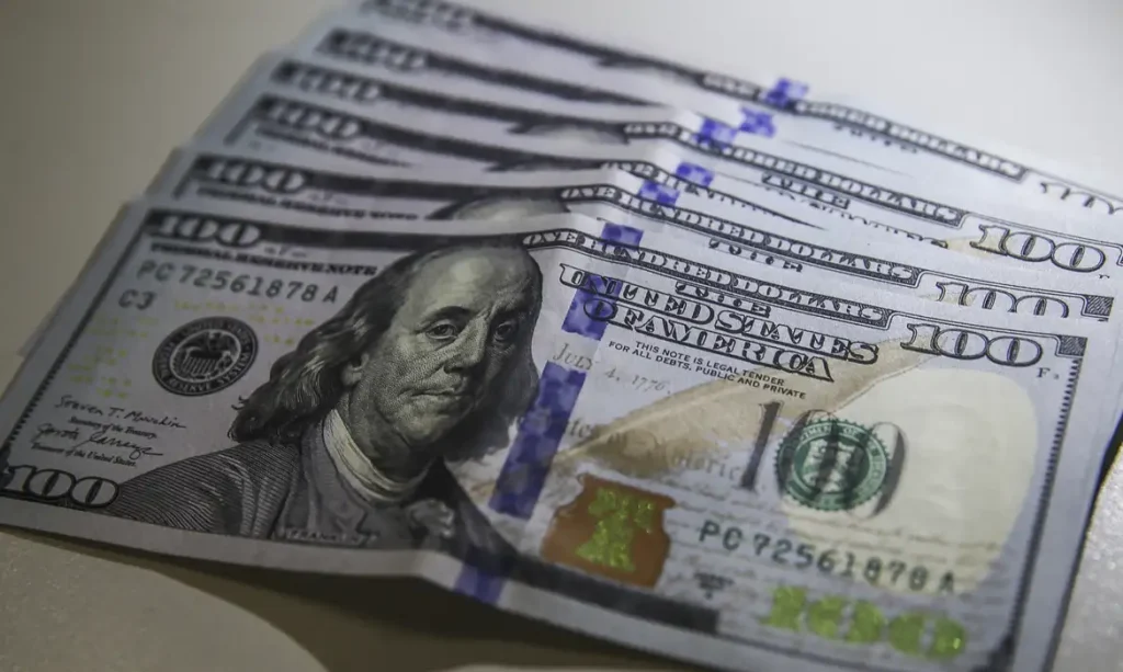 Dólar cai ao menor nível em três semanas; bolsa sobe 1,22%
