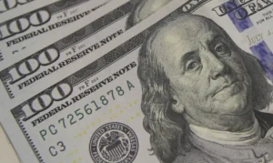 Dólar cai ao menor nível em quase dois meses, com alívio externo