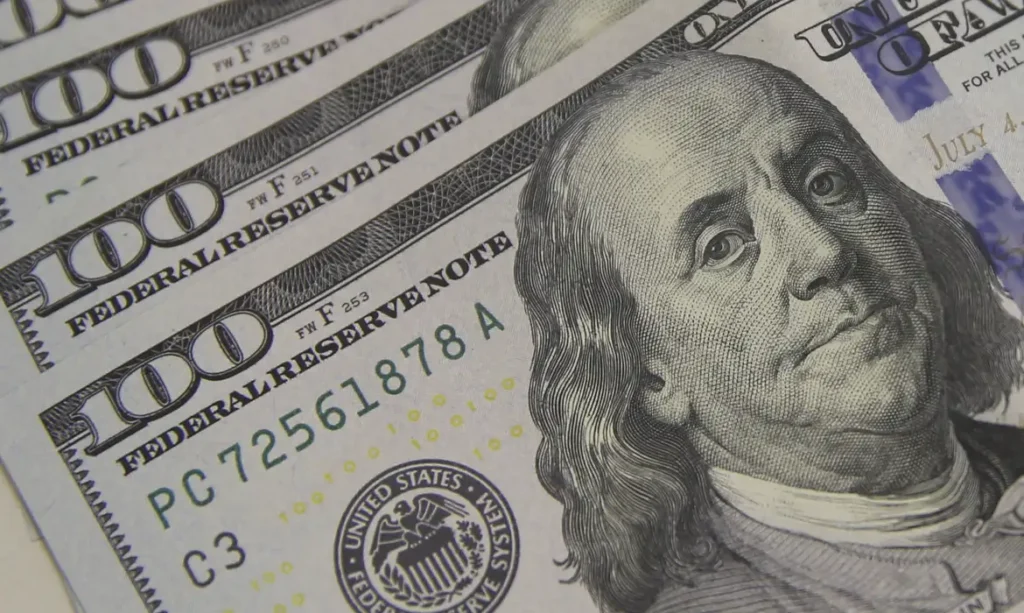 Dólar encosta em R$ 5,10 com tarifaço e tensão global