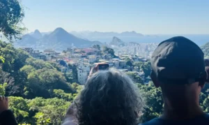 Trilha na Rocinha mostra Mata Atlântica e recuperação florestal no Rio
