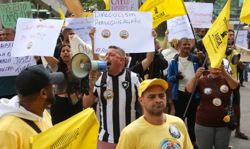 Camelôs protestam contra programa da prefeitura no Rio