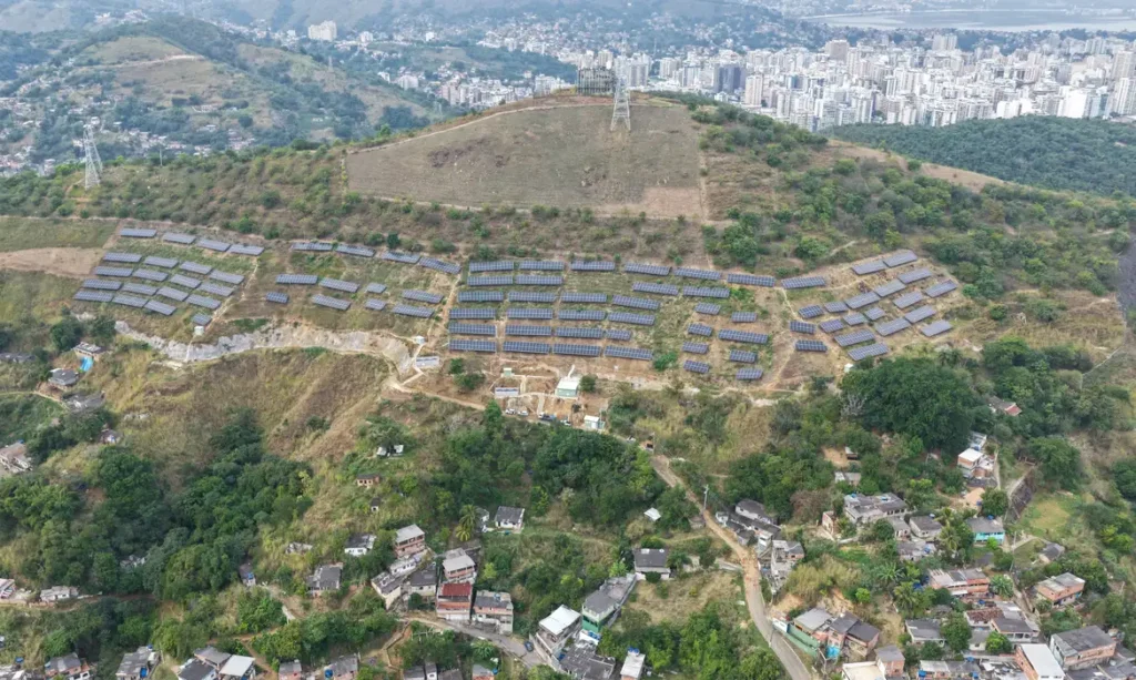 Usina solar em comunidade de Niterói gera energia para 19 creches