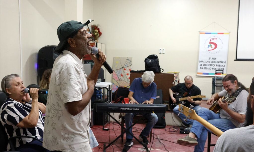Com 25 anos, grupo musical de pacientes psiquiátricos lança novo álbum