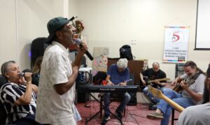 Com 25 anos, grupo musical de pacientes psiquiátricos lança novo álbum
