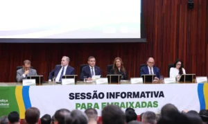 Presidente do TSE defende urna eletrônica em reunião com embaixadores