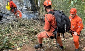 Quatro pessoas morrem em queda de helicóptero no Rio de Janeiro
