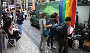 Transexuais e travestis fazem ato no RJ em defesa da democracia