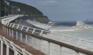 Rio de Janeiro tem aviso de ressaca; ciclovia Tim Maia é fechada