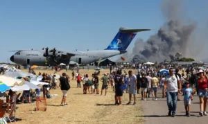 Avião F-4 grego cai durante show aéreo perto de Atenas