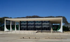 Fachin cobra manifestação da PGR sobre casos do INSS e Master