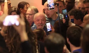 Lula agradece votos e diz que teve de vencer intromissão vinda de fora